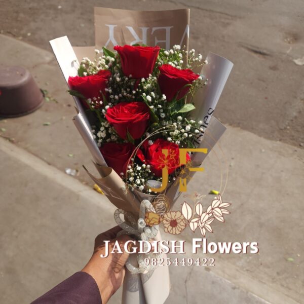 Small and beautiful roses bouquet