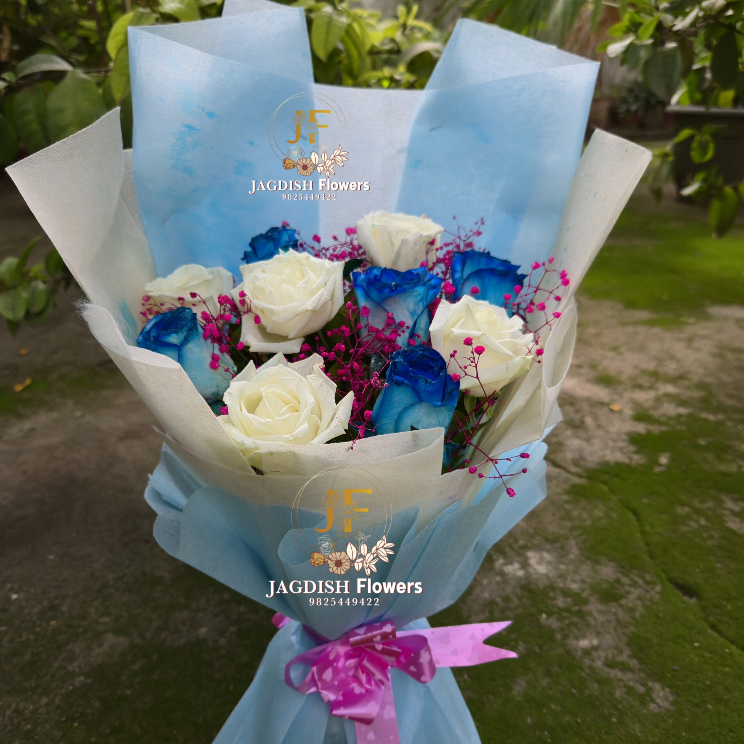 White and blue rose bunch bouque – Jagdish Flowers Since 1990
