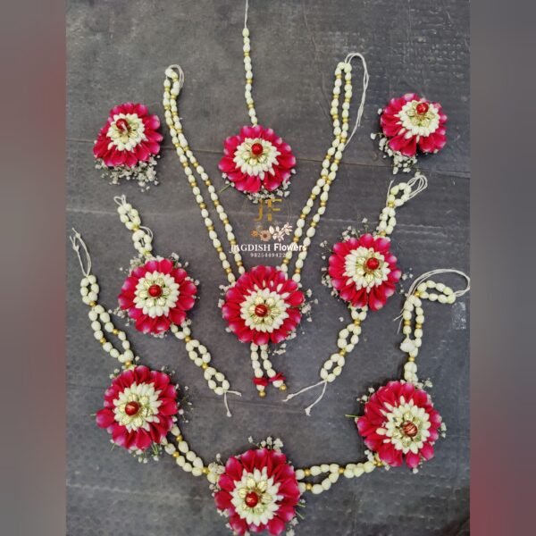Tagar ornaments with red roses petals