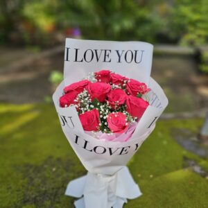 Delicate red rose bouquet