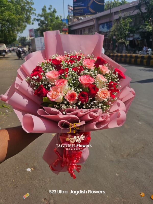 Red & jumeliya  roses bouquet